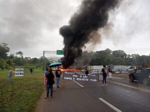 Buerarema: Professores interditam BR 101 em protesto.