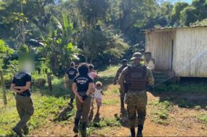 Arataca: Família mantida em cárcere privado é liberta pela PM.