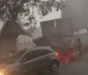 Itapetininga: Temporal repentino cai sobre a cidade.